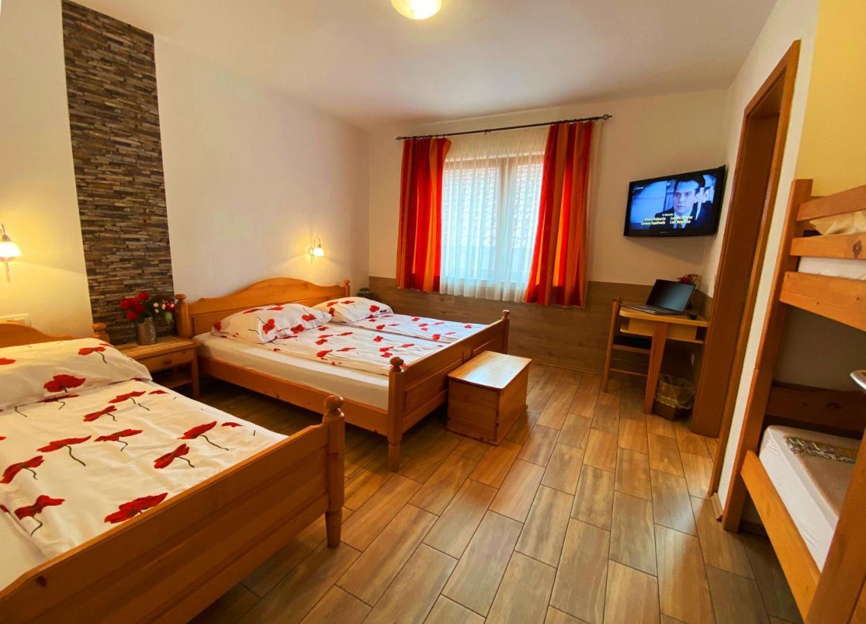 Guesthouse Mesec Zaplana Vrhnika Eksteriør bilde