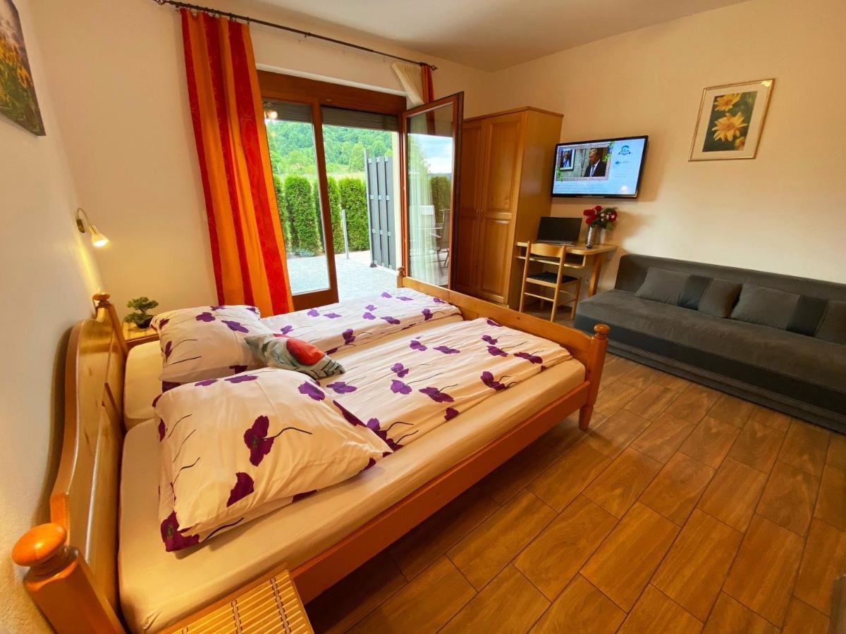 Guesthouse Mesec Zaplana Vrhnika Eksteriør bilde