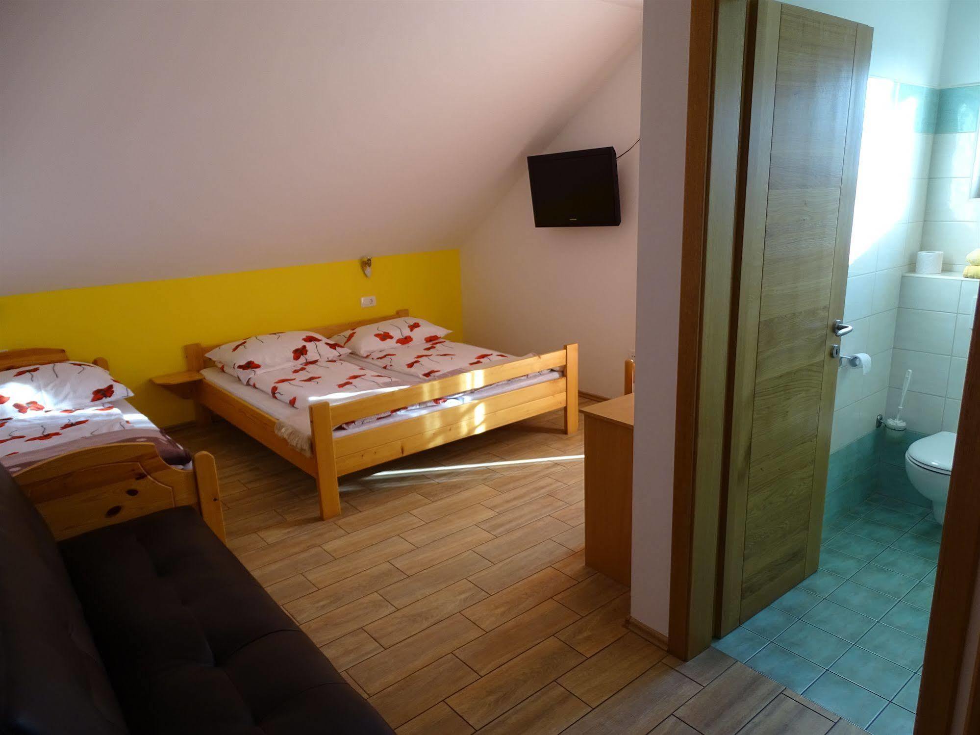 Guesthouse Mesec Zaplana Vrhnika Eksteriør bilde