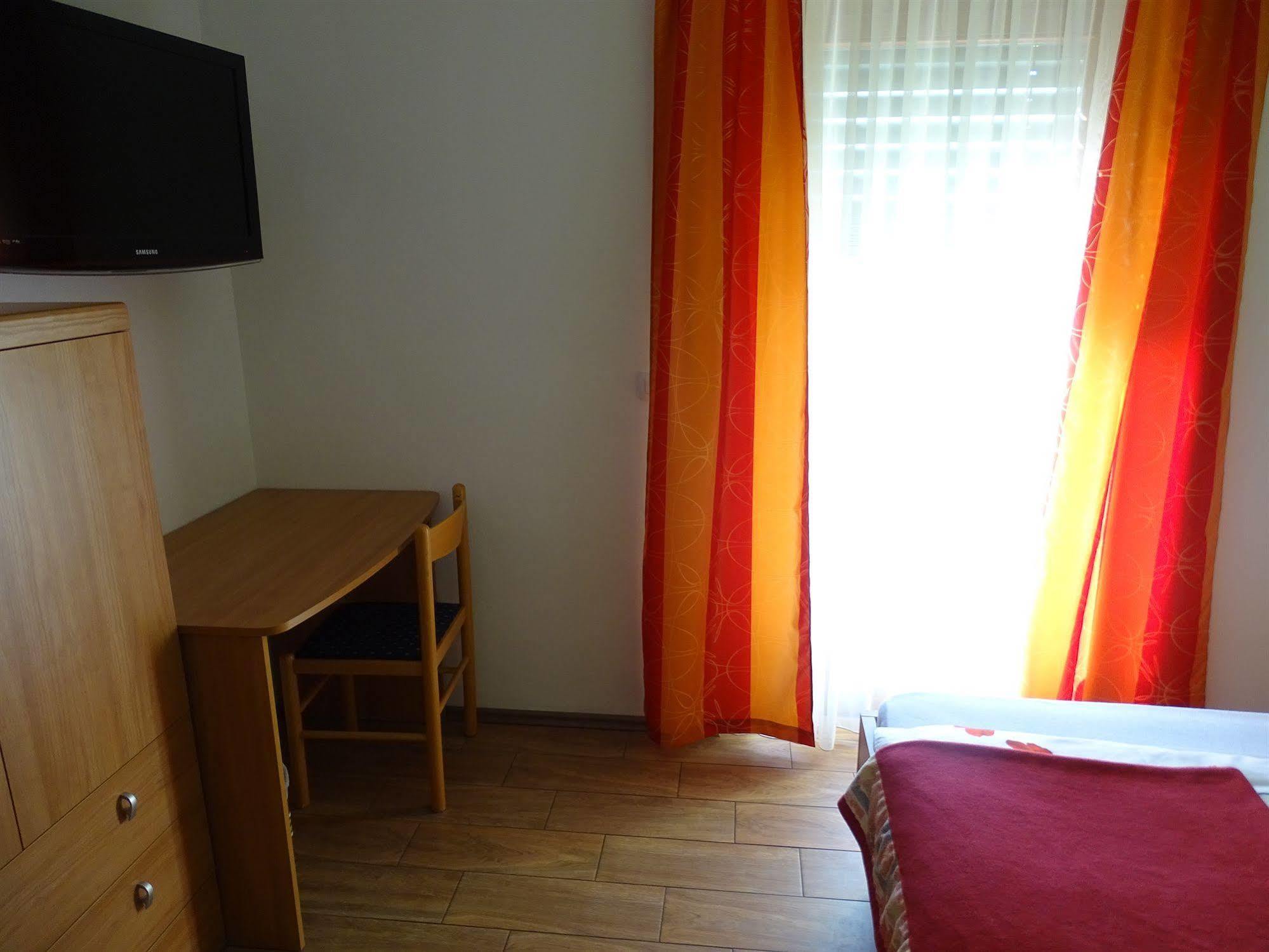 Guesthouse Mesec Zaplana Vrhnika Eksteriør bilde